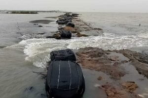 JALAN KARAWANG YANG TERPUTUS AKIBAT BANJIR ROB