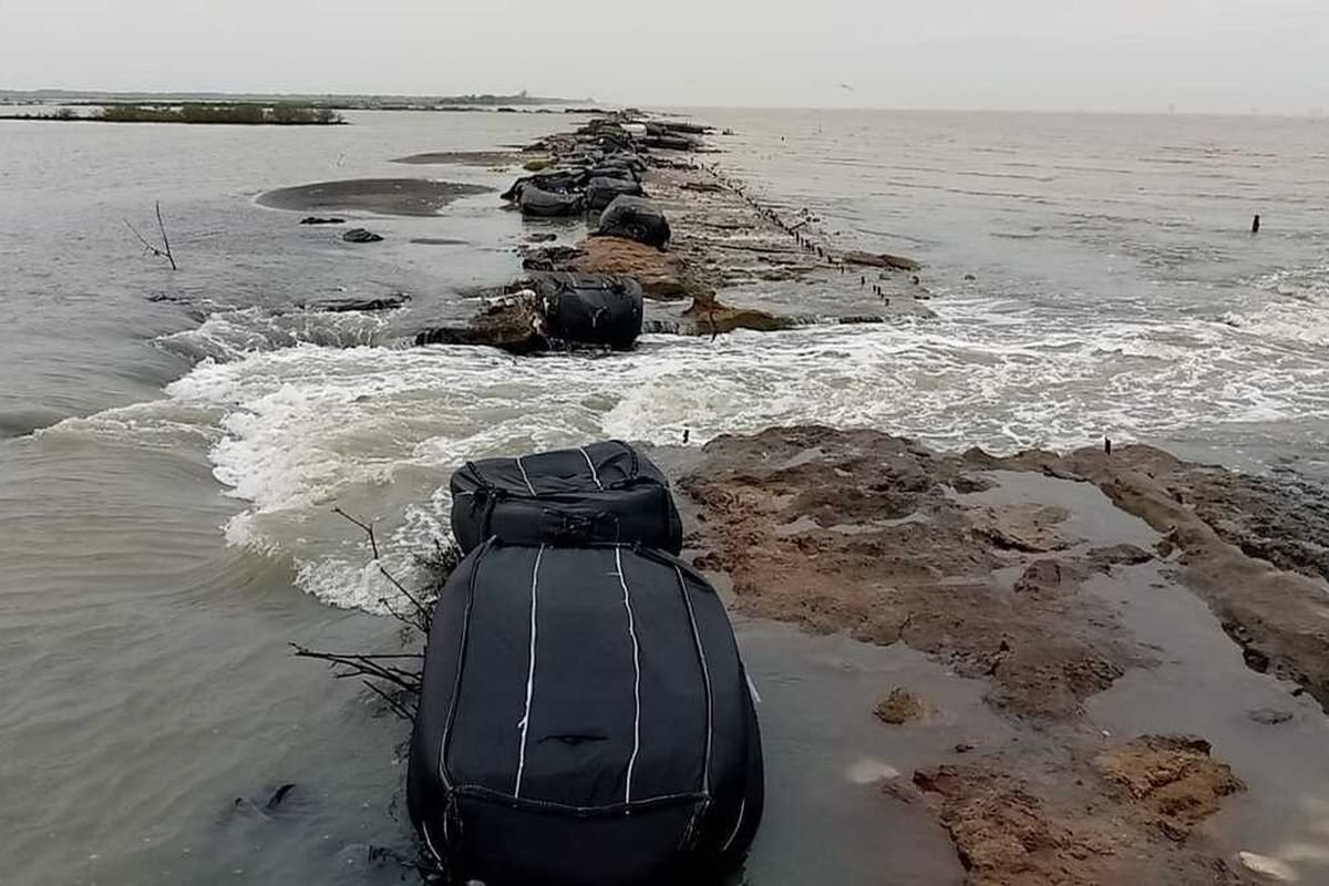 JALAN KARAWANG YANG TERPUTUS AKIBAT BANJIR ROB
