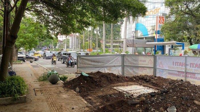 Gundukan-tanah-masih-menggunung-di-proyek-galian-kabel Source Tribun Jabar