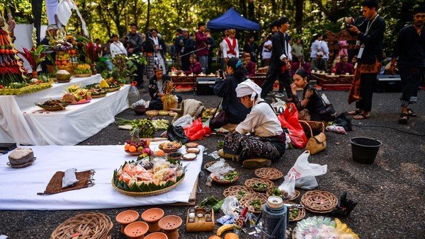ngertakeun-bumi-lamba-ritual-menjaga-kesucian-gunung-tangkuban-parahu-1_169 Source Travel Detik