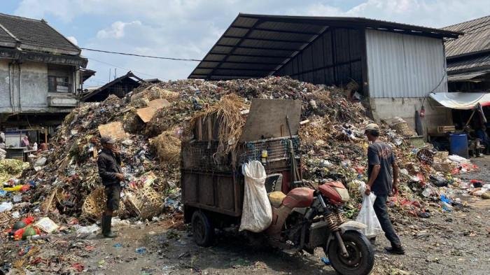 Kondisi-Tumpukan-Sampah-Di-Pasar-Caring