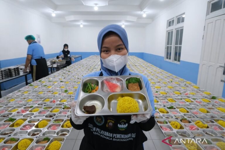 Sppg-Polresta-Pontianak-Distribusikan-Mbg-2658885