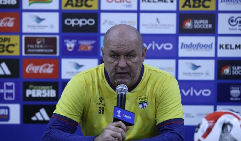 pelatih-persib-bojan-hodak-dalam-konferensi-pers-pralaga-bri-kv8i