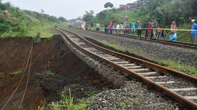 Tanah-Longsor-Di-Jalur-Rel-Ka-Bogor-Sukabumi_169